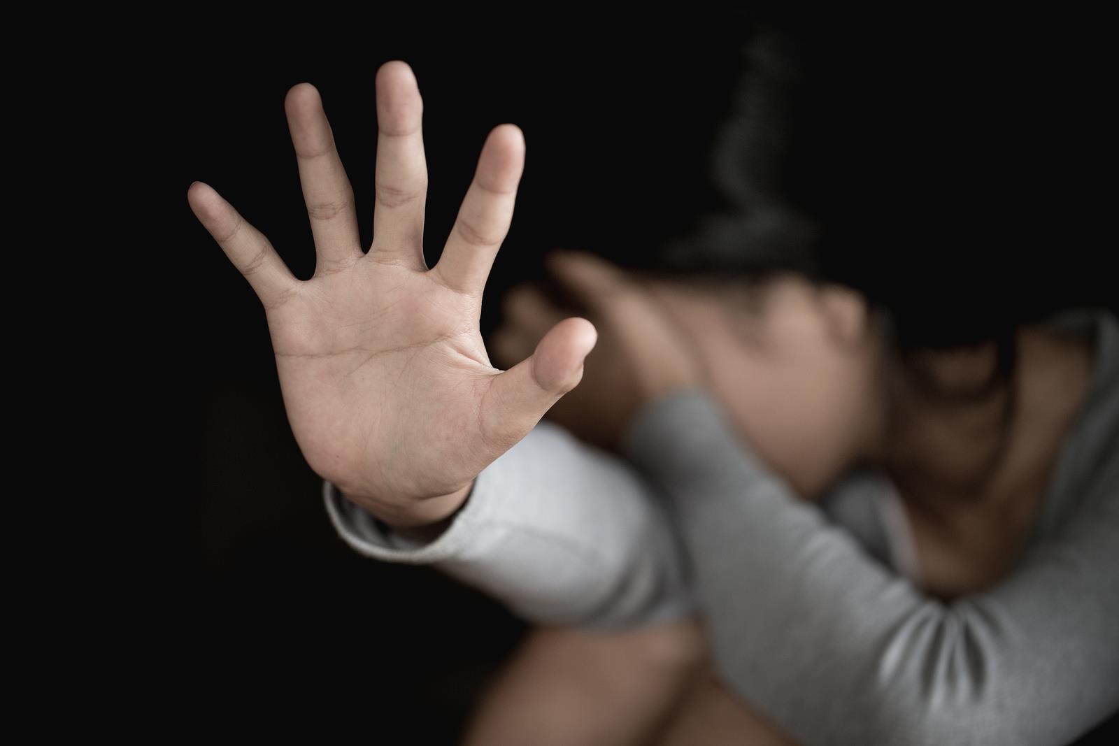Uomo arrestato per violenza sessuale su una 12enne, anche la madre della ragazza coinvolta