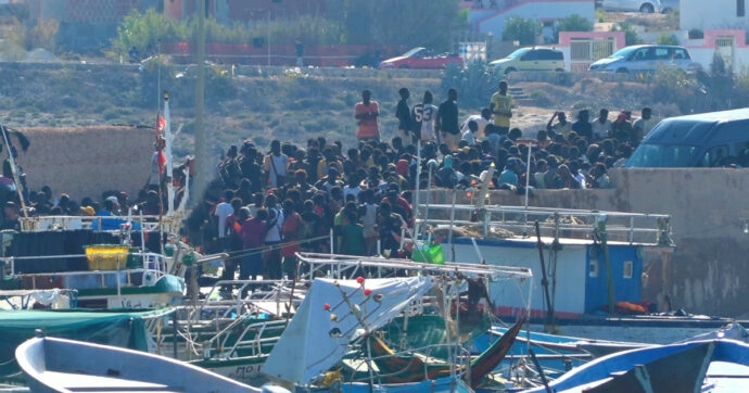 Migranti a Lampedusa: nuova apocalisse nella notte e trasferimenti in corso