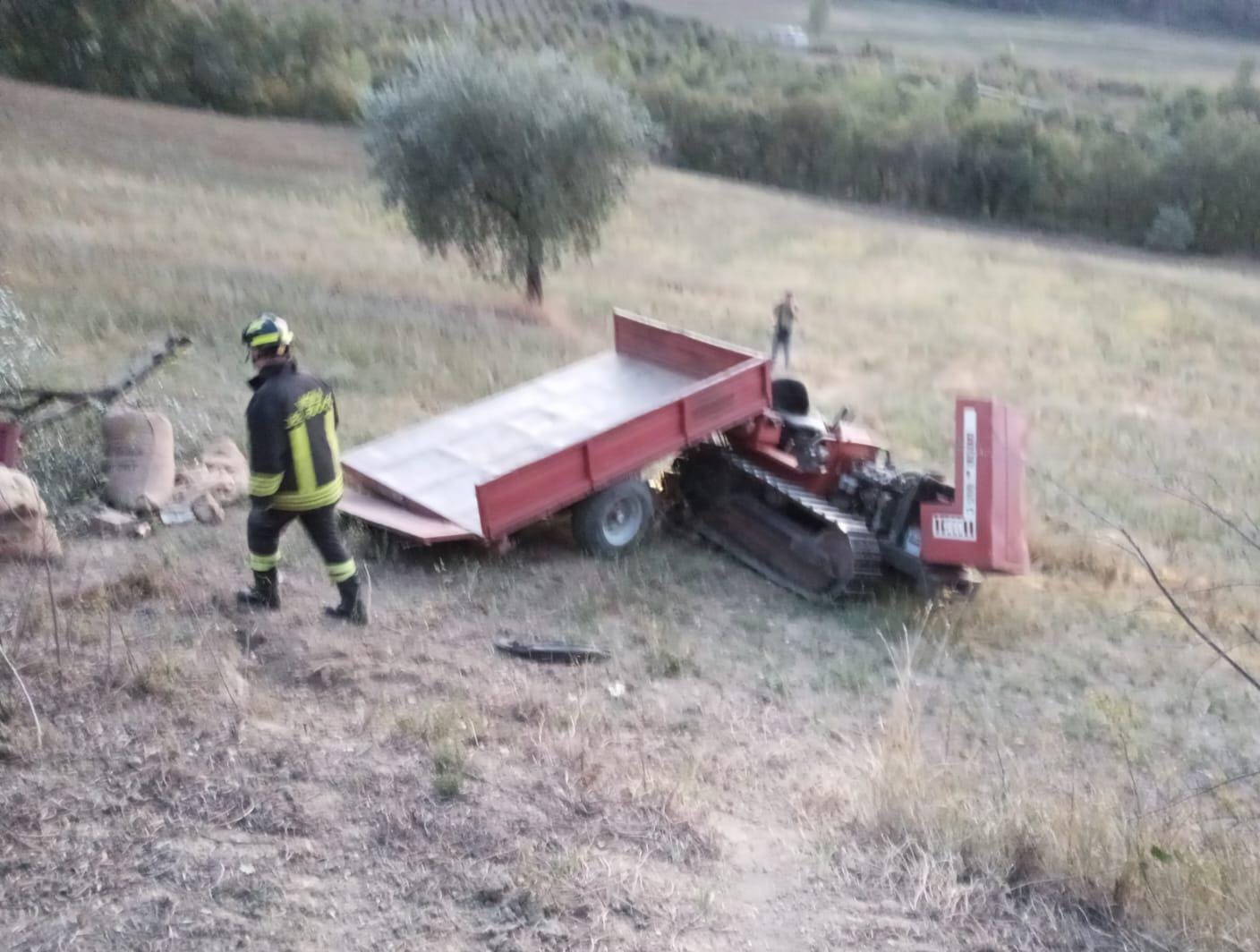 Grave incidente durante la raccolta delle olive: pensionato muore schiacciato dal trattore